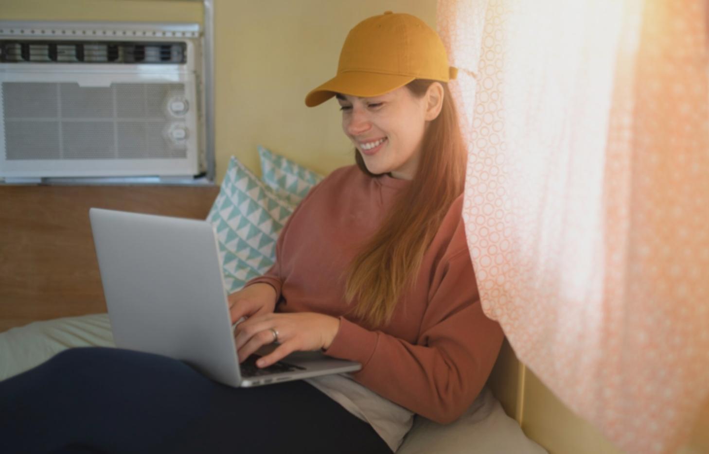 Persona revisando sus finanzas personales con documentos y calculadora