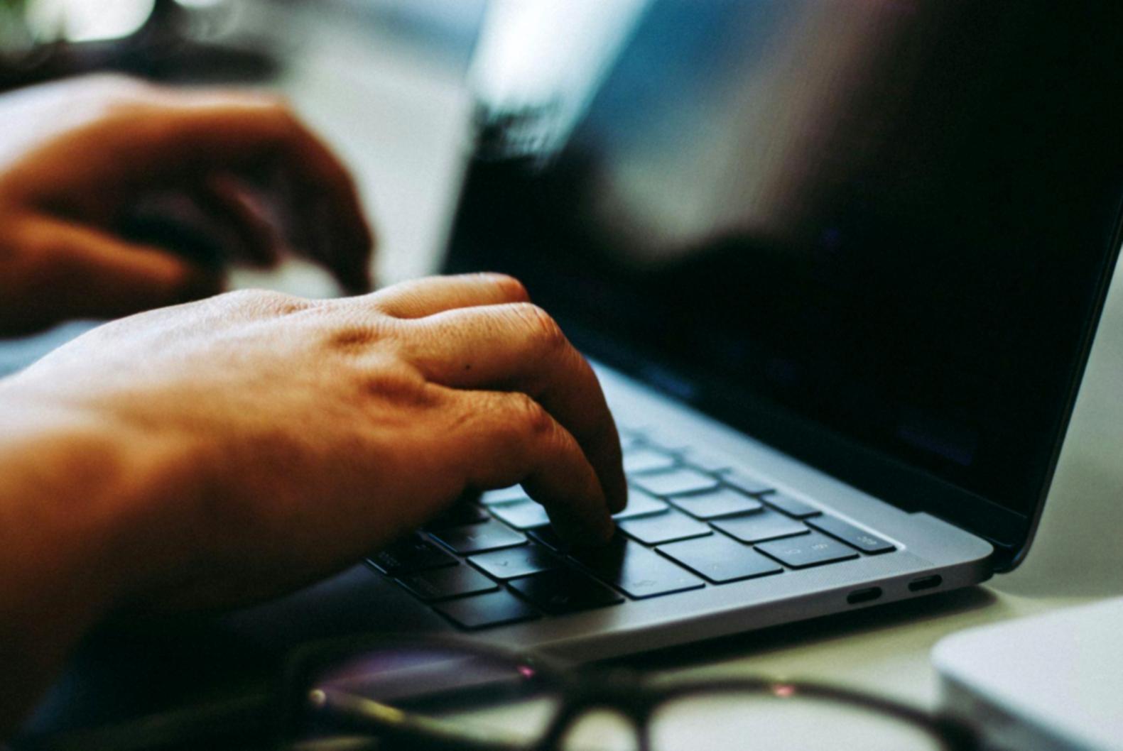 Persona planificando finanzas personales con herramientas digitales